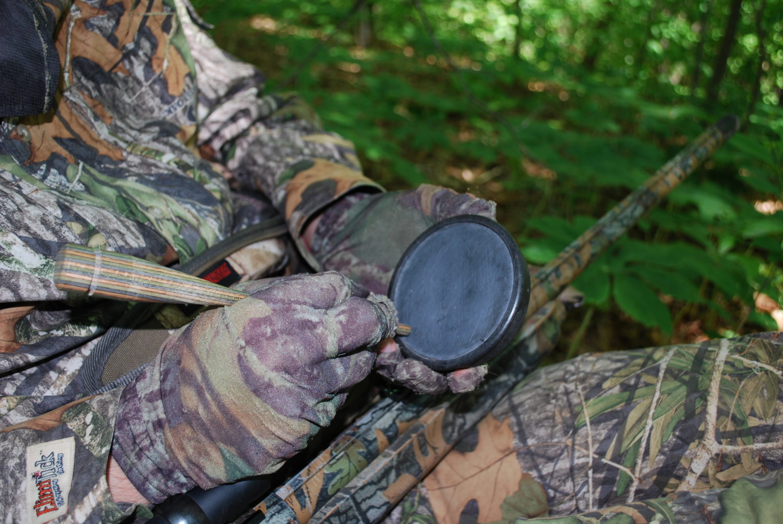 獵人使用石板呼叫者將火雞拉到他們的位置的圖像