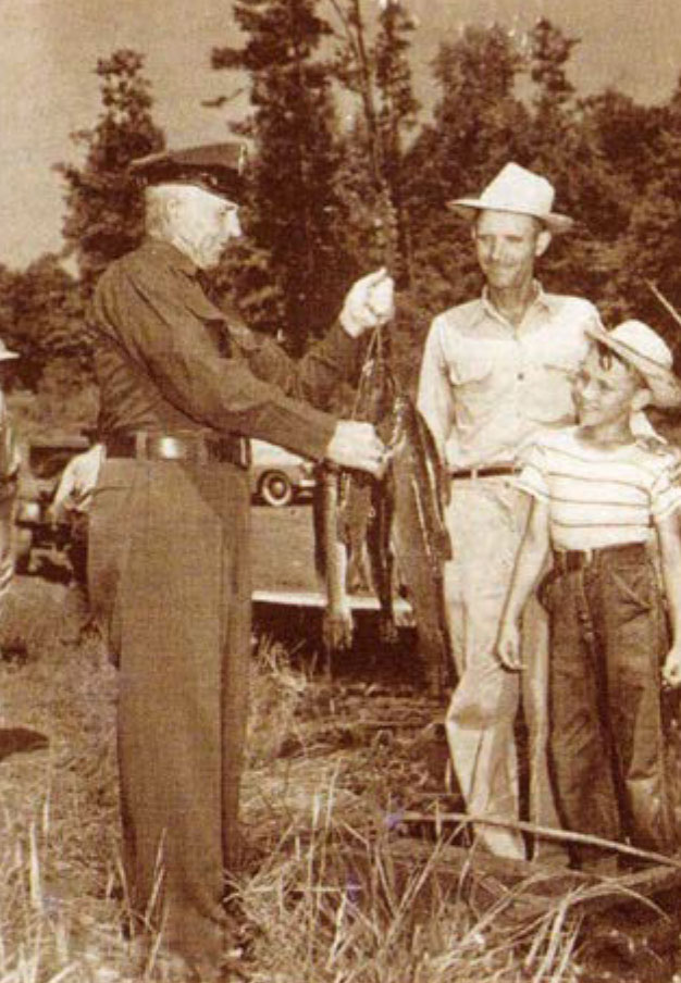 黑白圖像是一名遊戲管理員抱著魚與兩個人交談