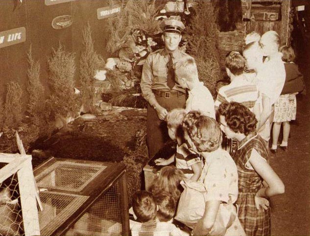 遊戲管理員與孩子交談的黑白圖像