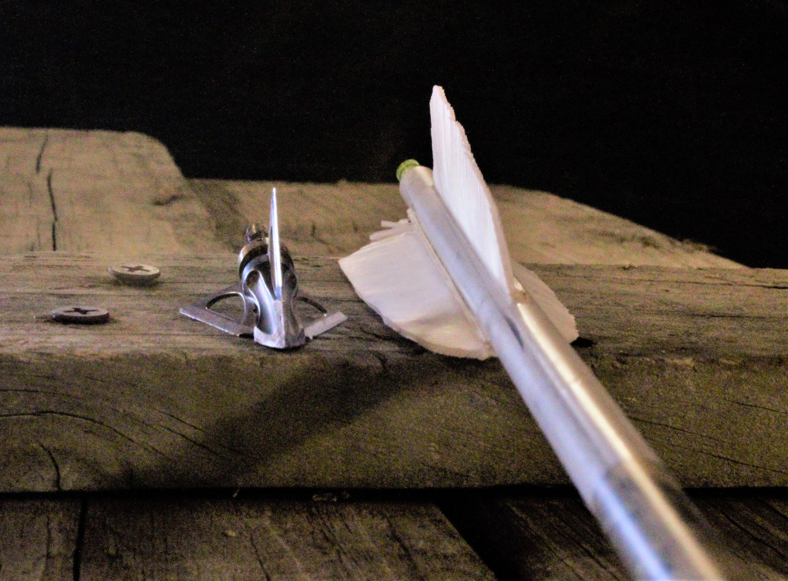 一張刀片和箭頭在木柵欄上閃爍的圖像