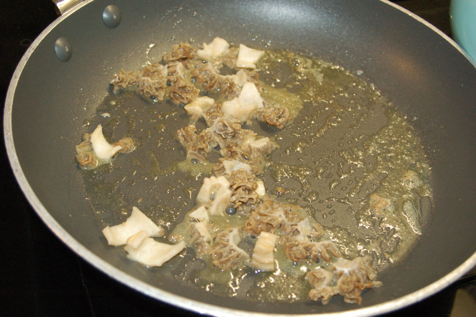 烹飪莫雷克的圖像，以提醒魚類蘑菇在食用前應煮熟。