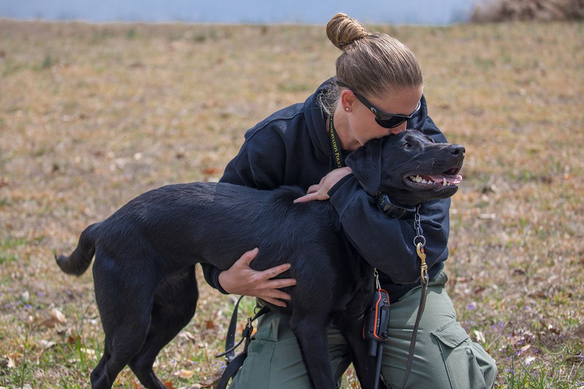 執行長博恩·布拉齊爾和格蕾絲在一起坐在田野