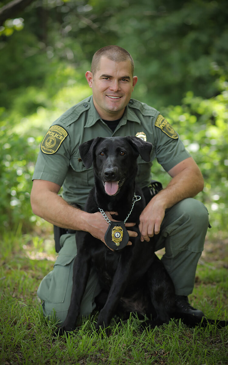 韋恩·比爾海默和他退休的 K 9 官員一個名為正義的黑人實驗室的圖像