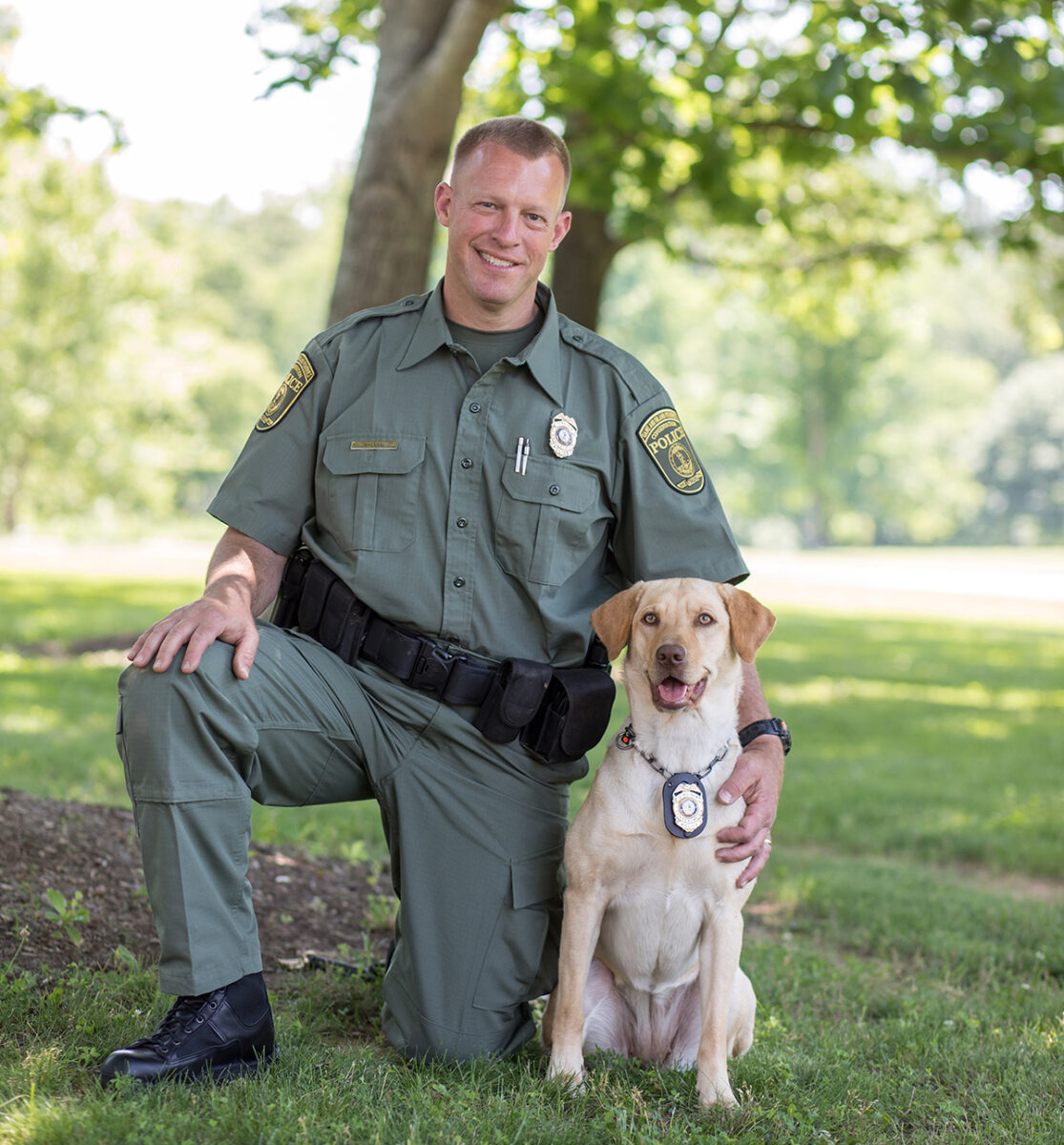 CPO 大師馬克·迪盧吉和 K 9 莉莉