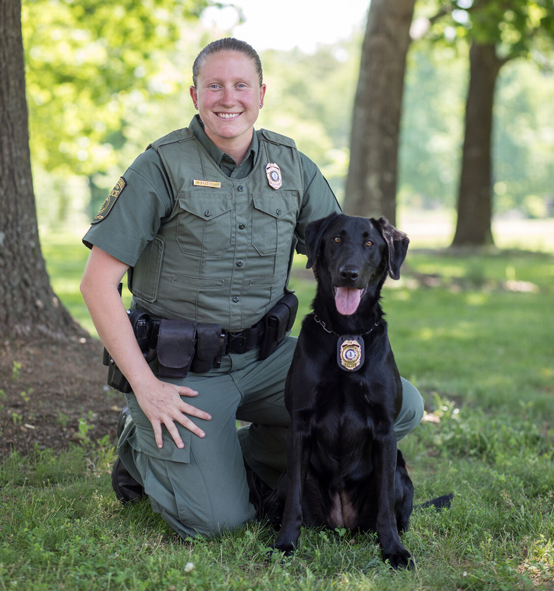 執行長邦妮·布拉齊爾和 K 9 格蕾絲