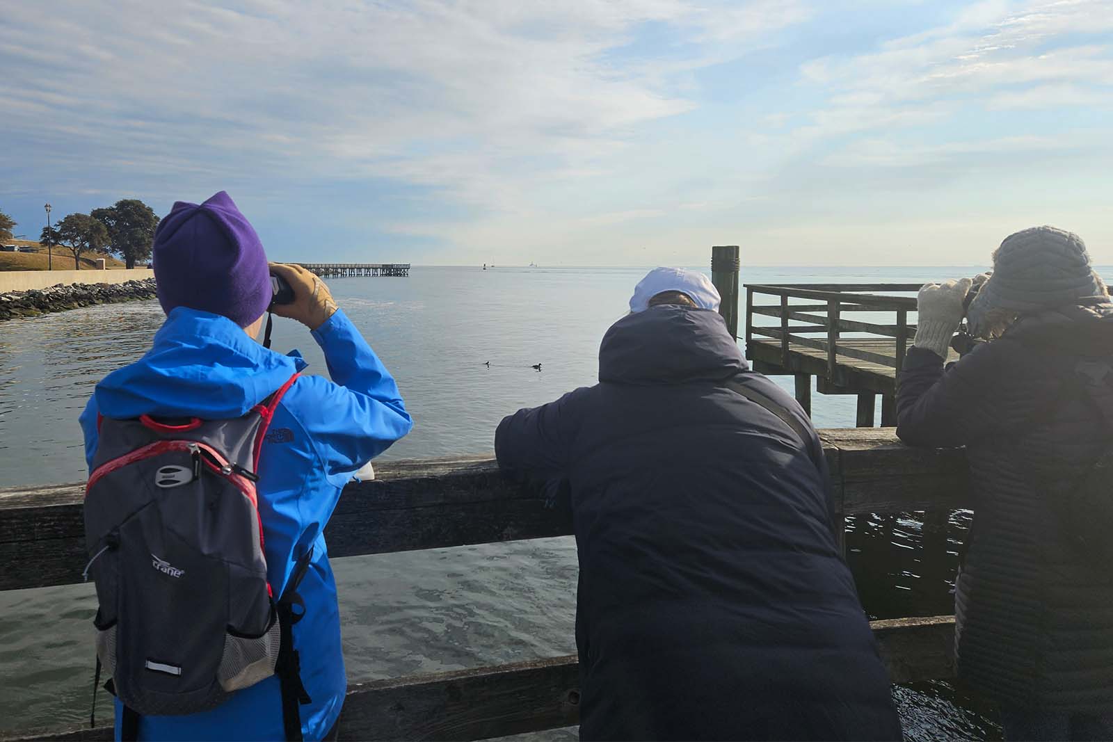 一個戴雙筒望著水上的人