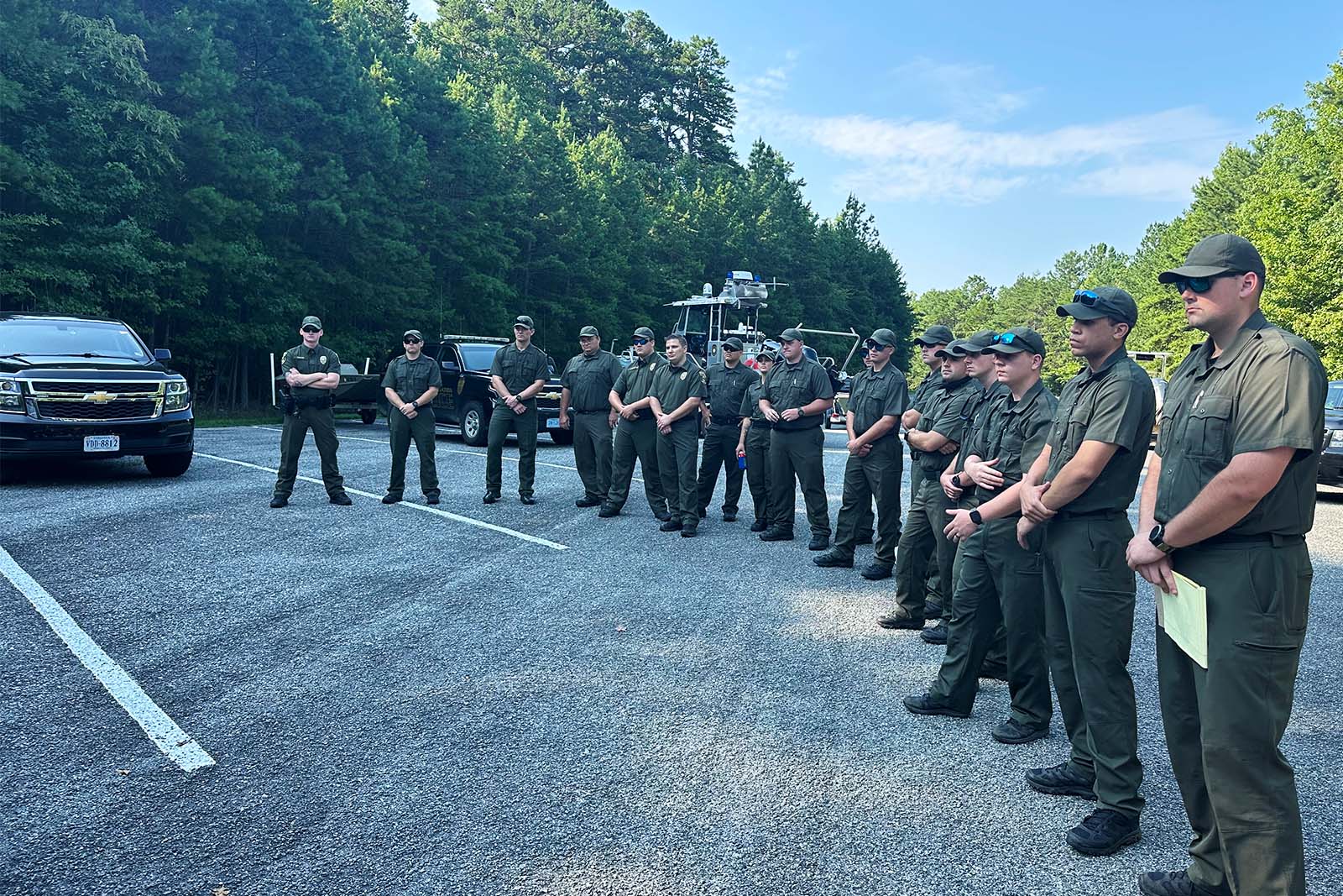 CPO 招募人員站在戶外