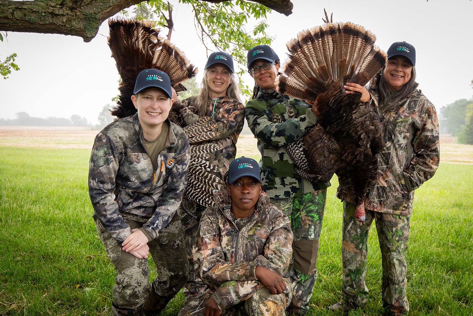 一群火雞獵人帶著收穫