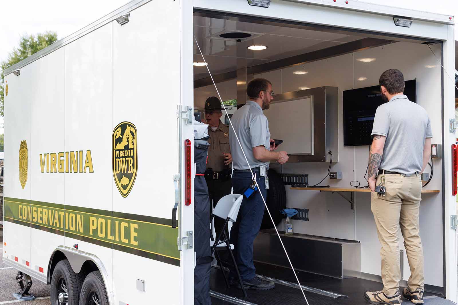 兩部指揮拖車投入服務