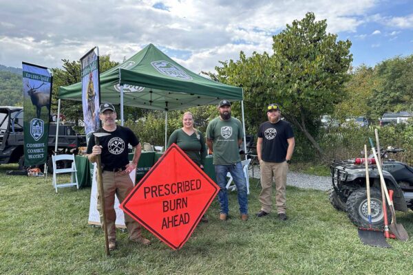 DWR 員工為資訊帳篷提供服務