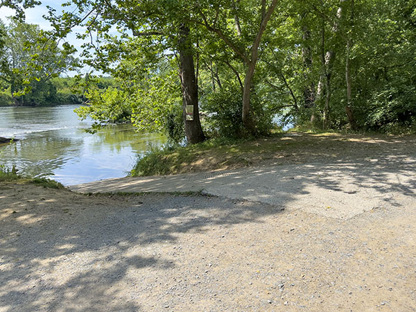 在比勒斯渡輪出發前往河流，尋找鳥類或釣魚。照片來源：麗莎·米斯