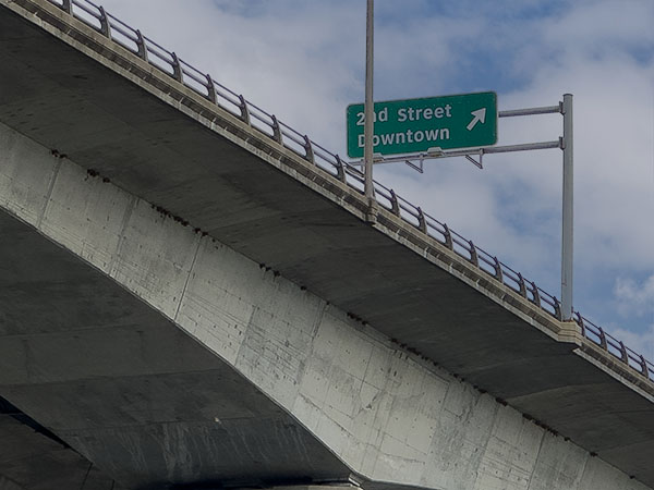 懸崖燕窩在利橋下。照片來源：麗莎·米斯