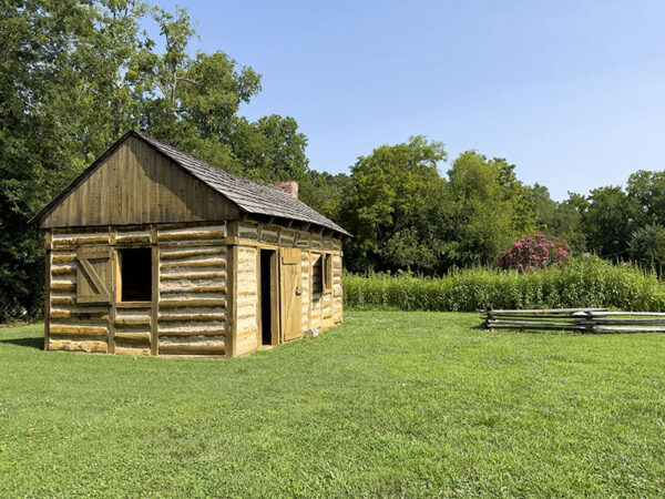 在重建的奴隸工人宿舍旁邊的野花花園，夏季期間充滿活力。照片來源：麗莎·米斯