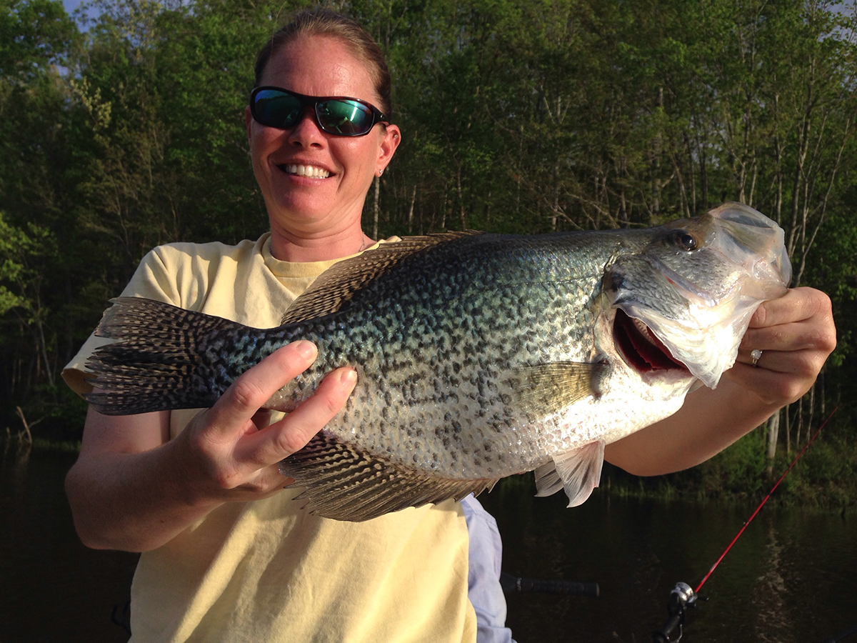 傑西卡·惠利中士拿著她捕獲的魚