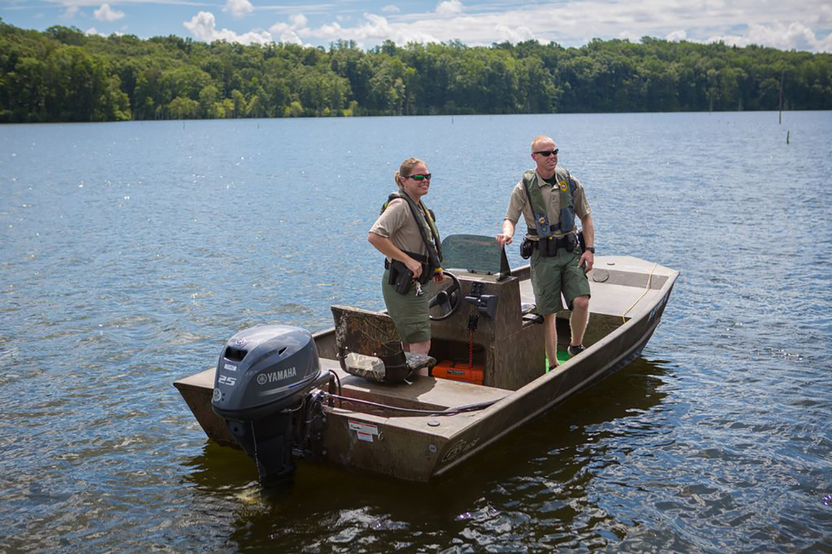 傑西卡·惠利中士在一艘警船巡邏