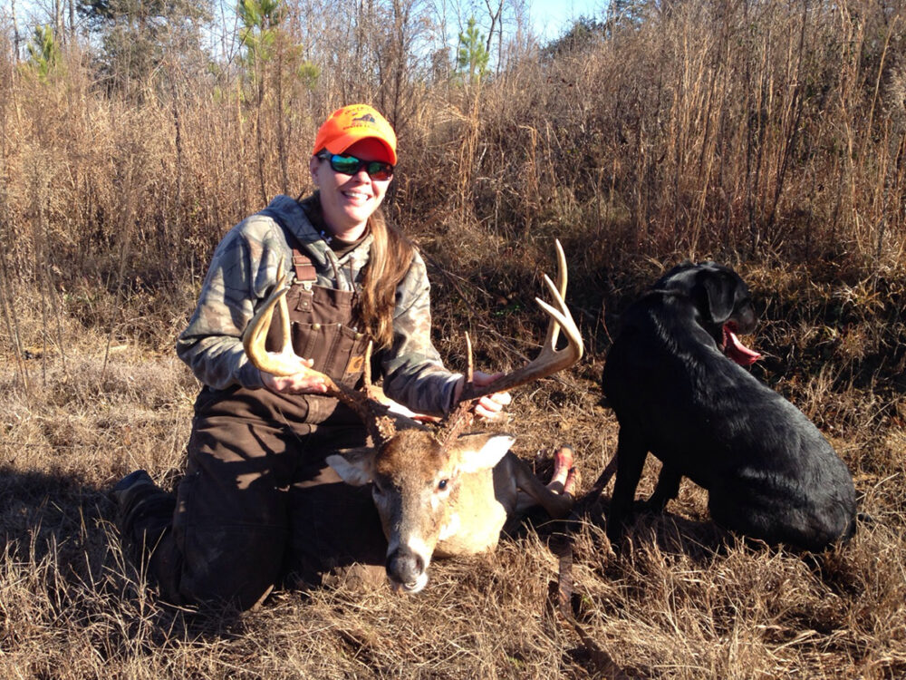 傑西卡·惠利中士和她拍攝的鹿在黑色實驗室旁邊