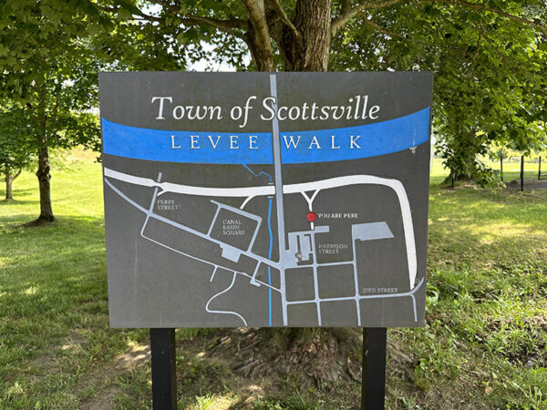 Levee Walk 可欣賞詹姆斯河（James River）的美景，燕子整個夏天都會在水面上滑落。照片來源：麗莎·米斯