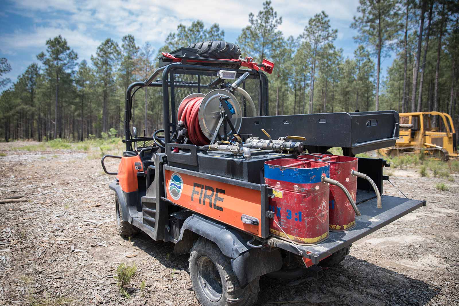 弗吉尼亞州保育和康樂部消防車輛準備好裝備。