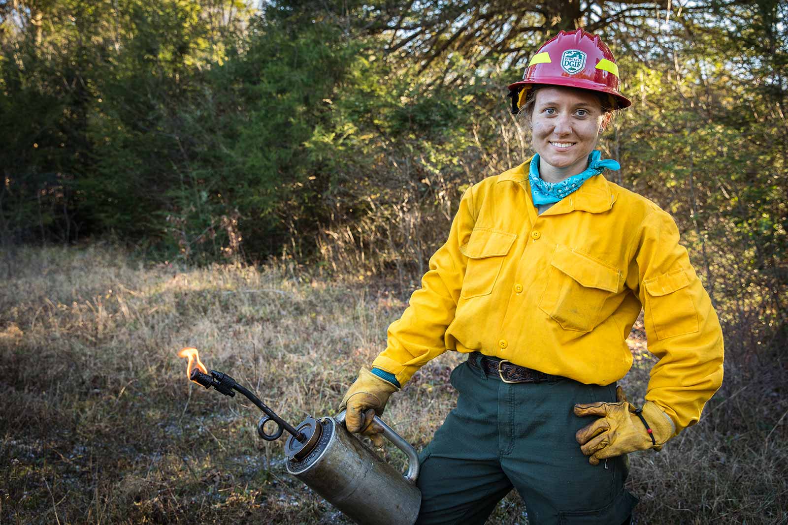 一名消防隊員戴著滴火炬姿勢。