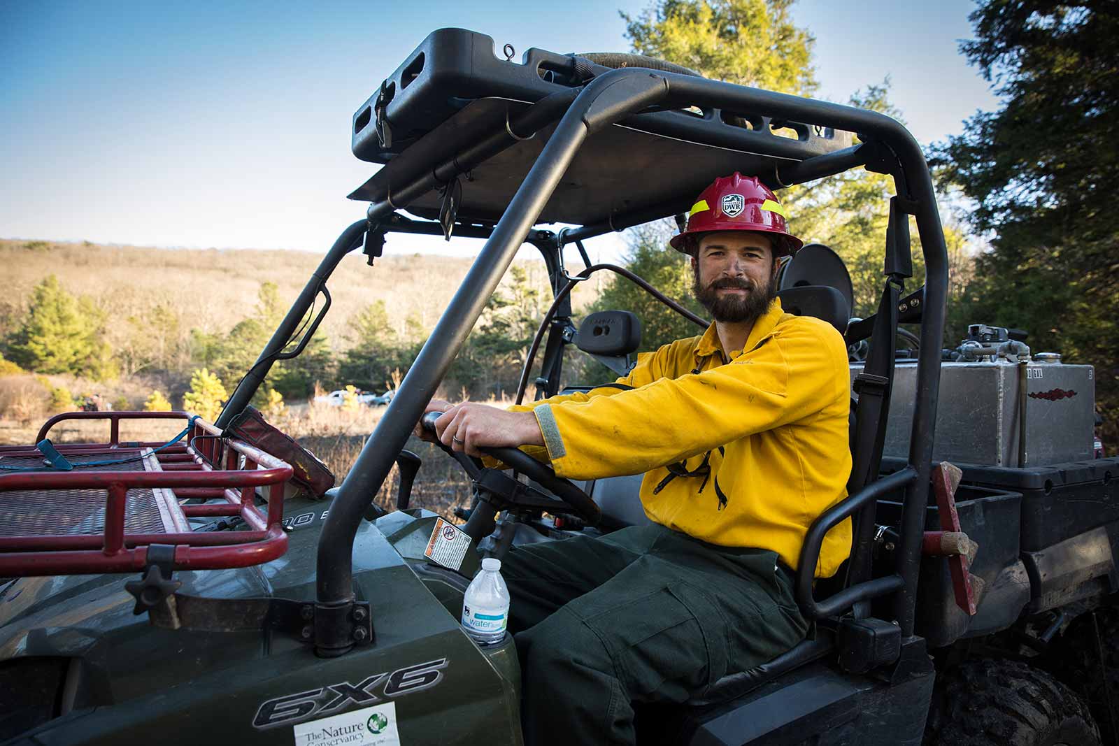 一名消防人員駕駛一輛全地形車。