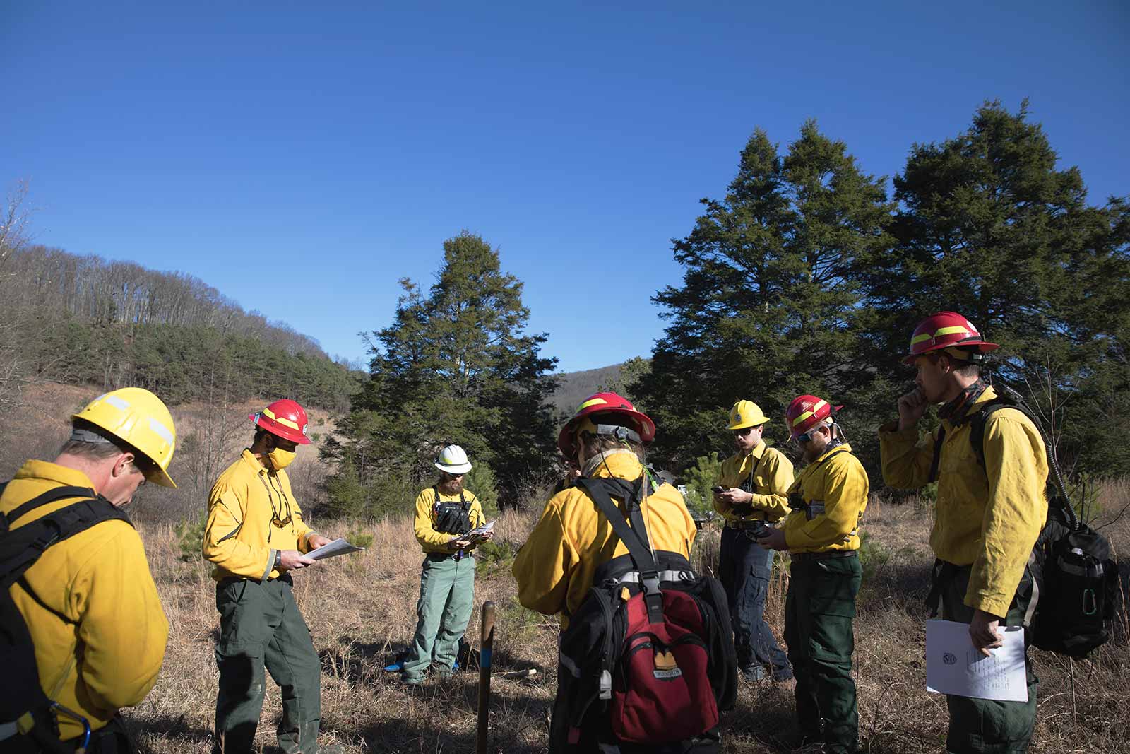 消防人員會面，討論當天規定的燒傷計劃。