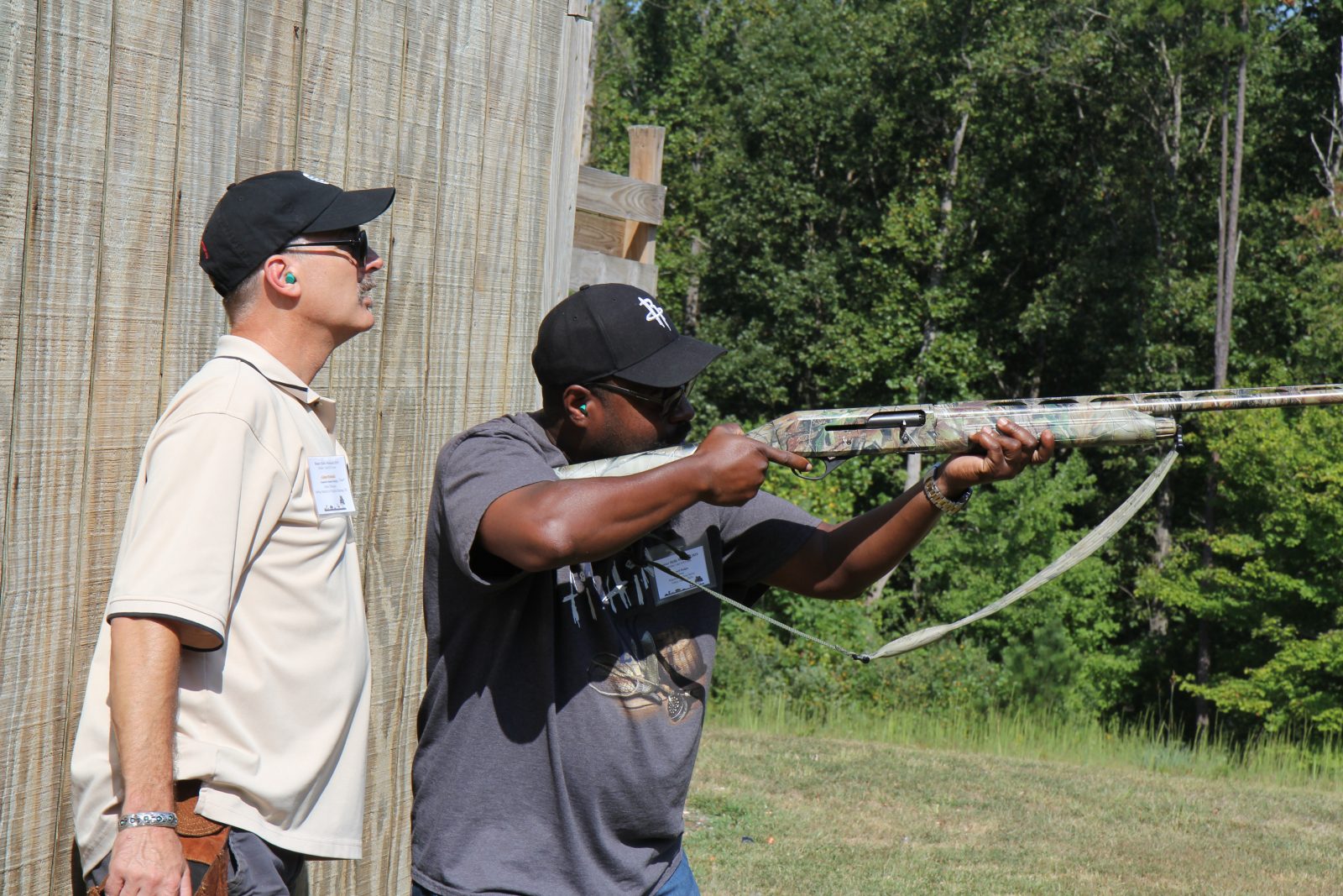 一名男子向目標射槍的照片