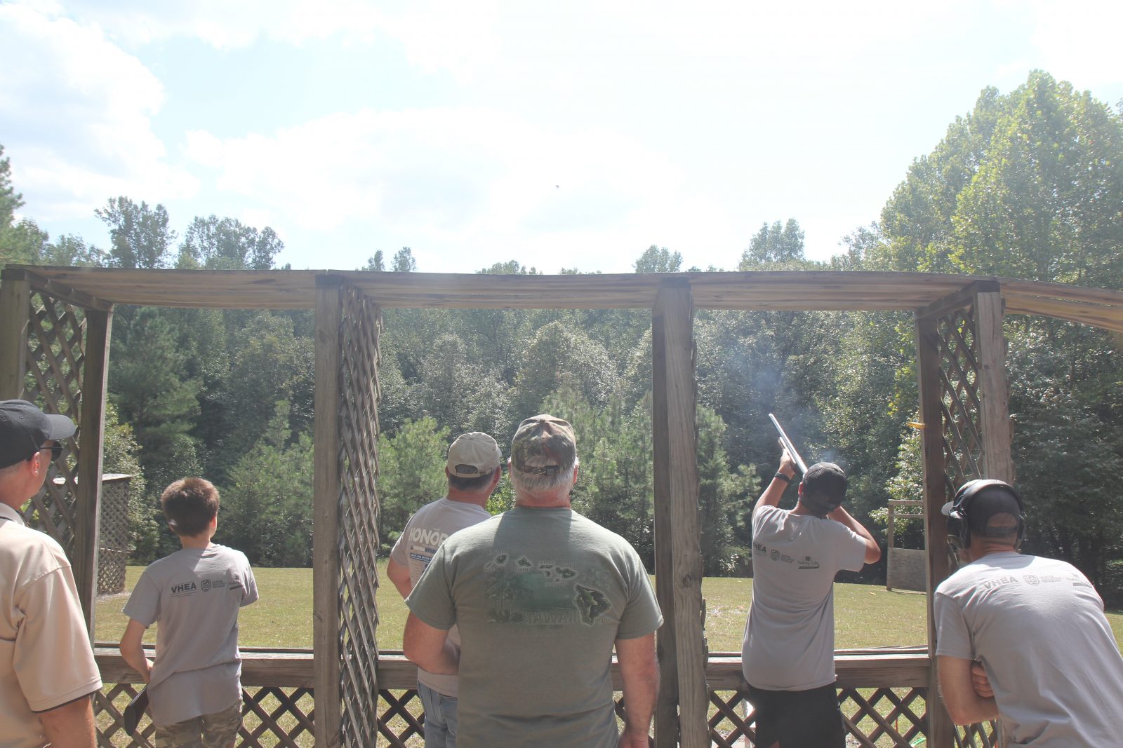 多人向目標射槍的照片