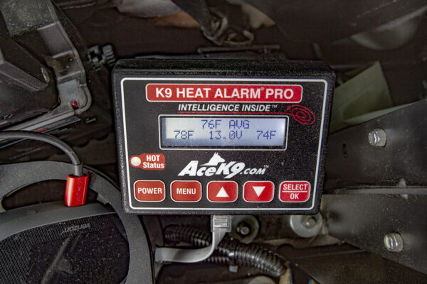 AceK 9 熱報警系統會持續監控車輛內部的溫度，並在車輛過熱時警報 CPO。 