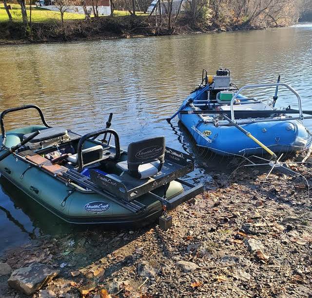 在當地水域的海岸上設計用於電捕魚的兩艘船的圖像。