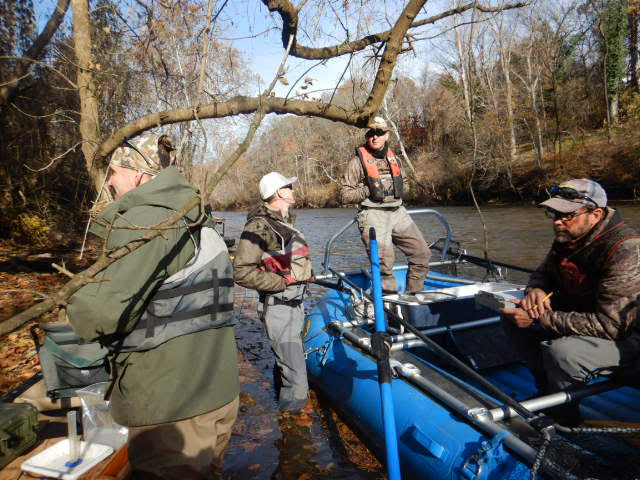 藍色的電捕魚船和四名法杖在探險之後再次在岸上 
