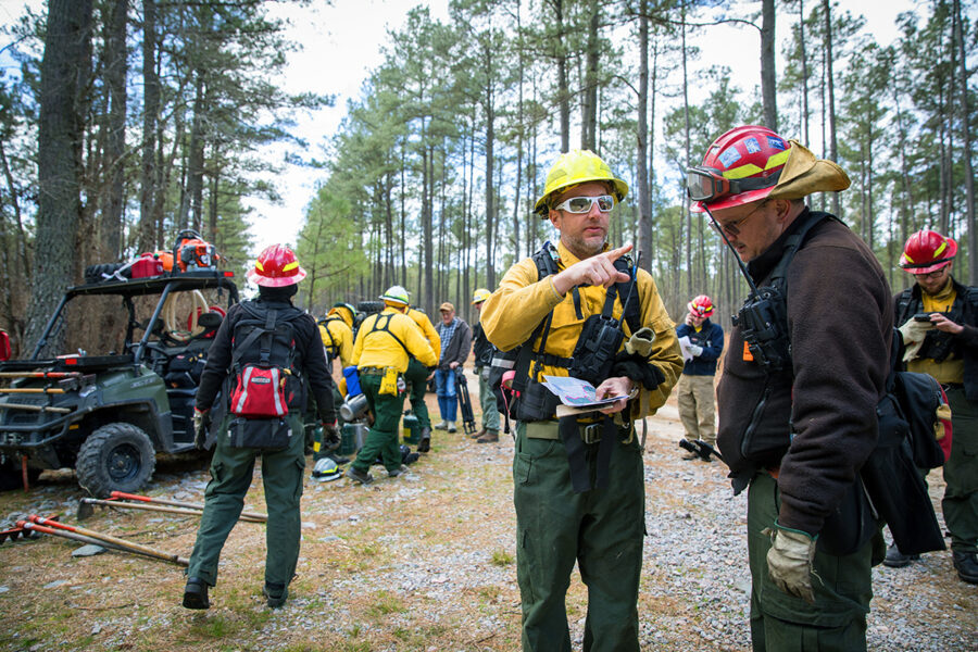 燃燒團隊在燃燒前聚集在一起討論策略。 