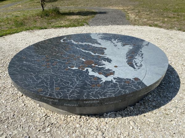 這張霧花崗岩地圖位於解釋區，顯示了構成波瓦坦聯邦部落的歷史地點，以及整個切納科馬科各地的重要地標。