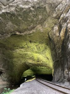 黃昏時的天然隧道