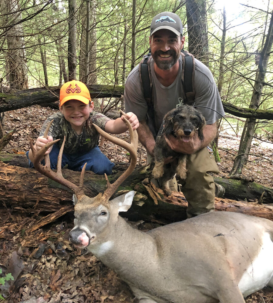 Enzo 幫助獵人確保他們不會在森林裡留下受傷的野生動物。 