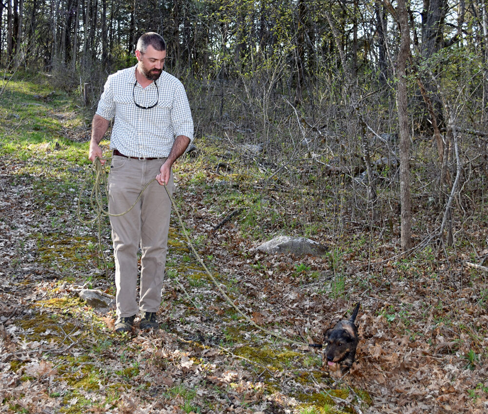 布萊爾·斯密斯和犬隻恩佐追踪。 
