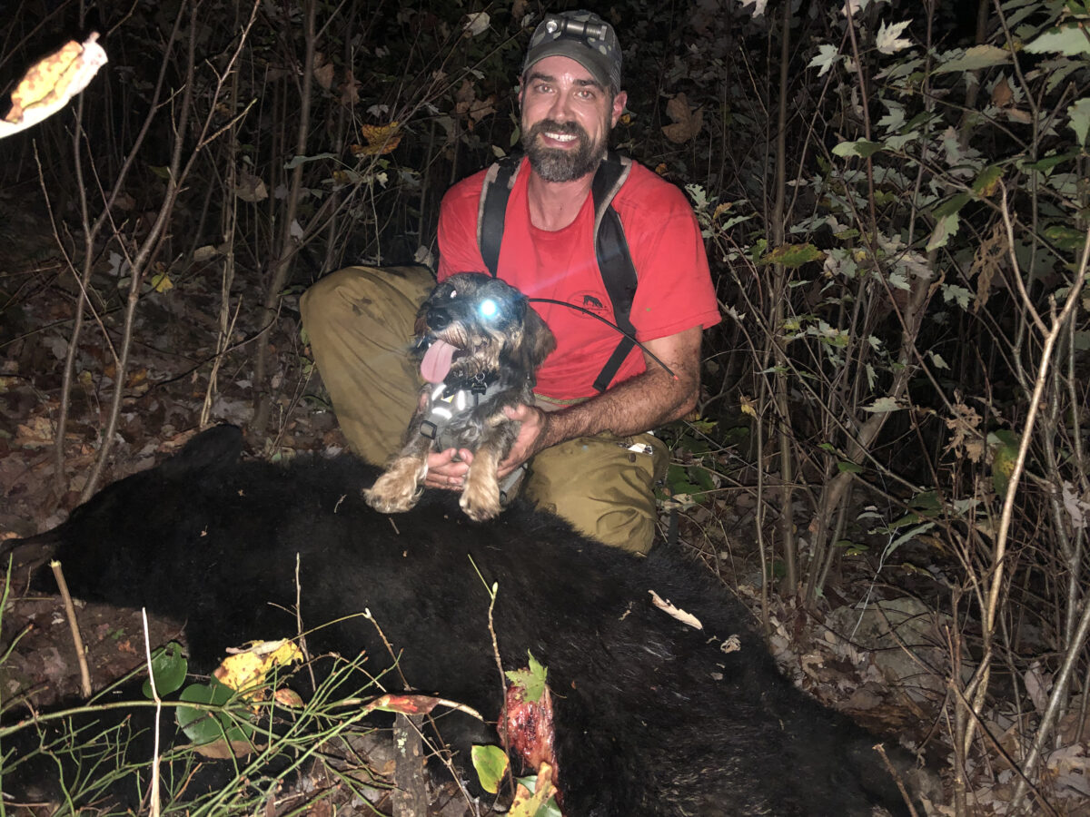 恩佐和布萊爾·史密斯帶著一隻熊他們幫助找到。 