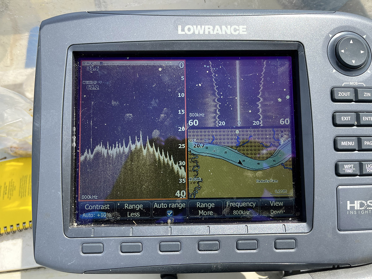 LOWRANCE 聲納系統圖像描繪高電流區域中的鋸齒狀河底