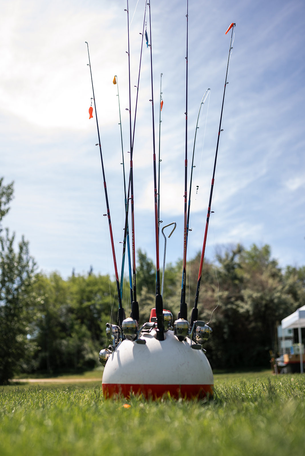 一張照片中有許多釣魚杖從形狀像一個巨大的水槍支架中伸出來。