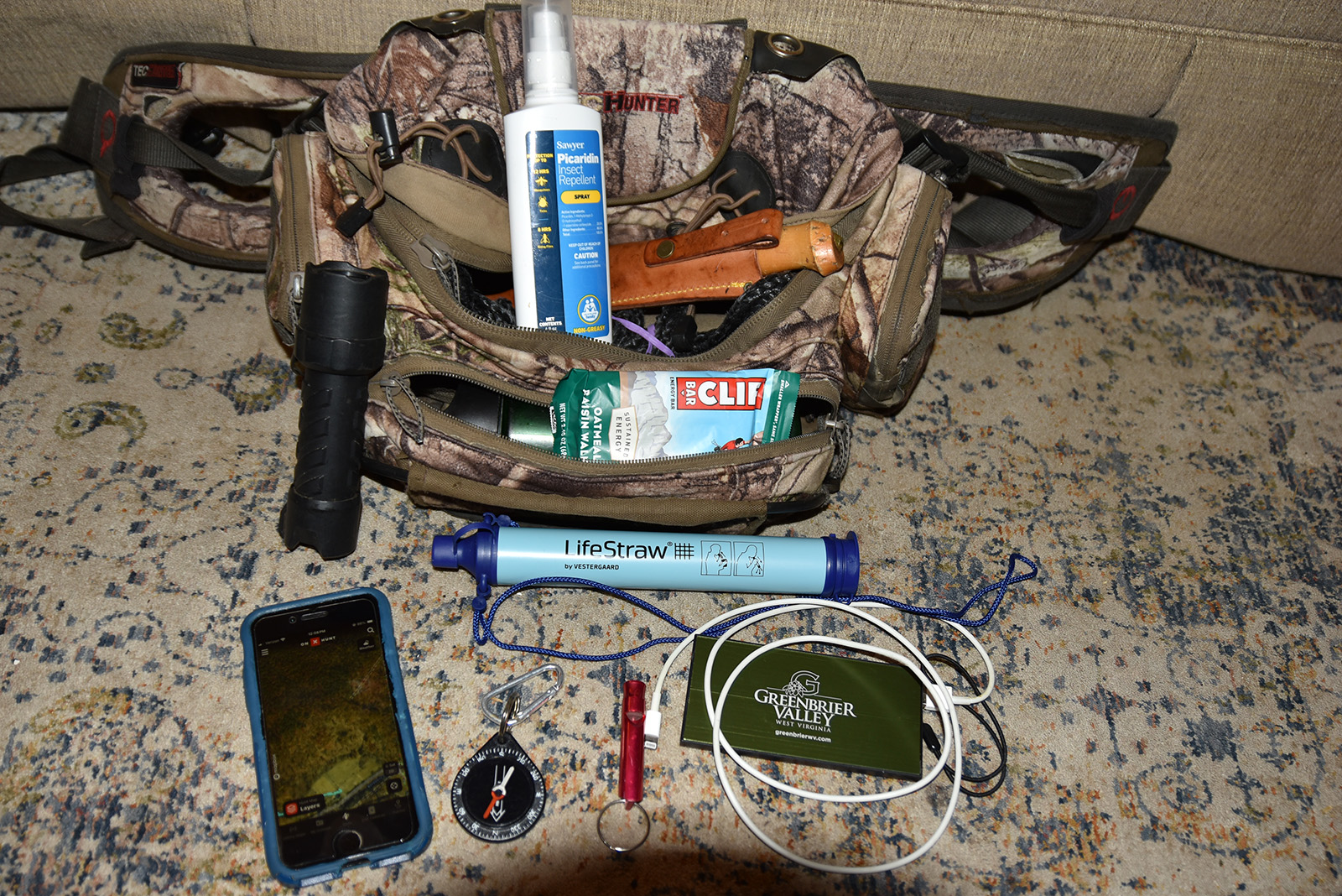 帶有各種物品的拉鍊包的照片。