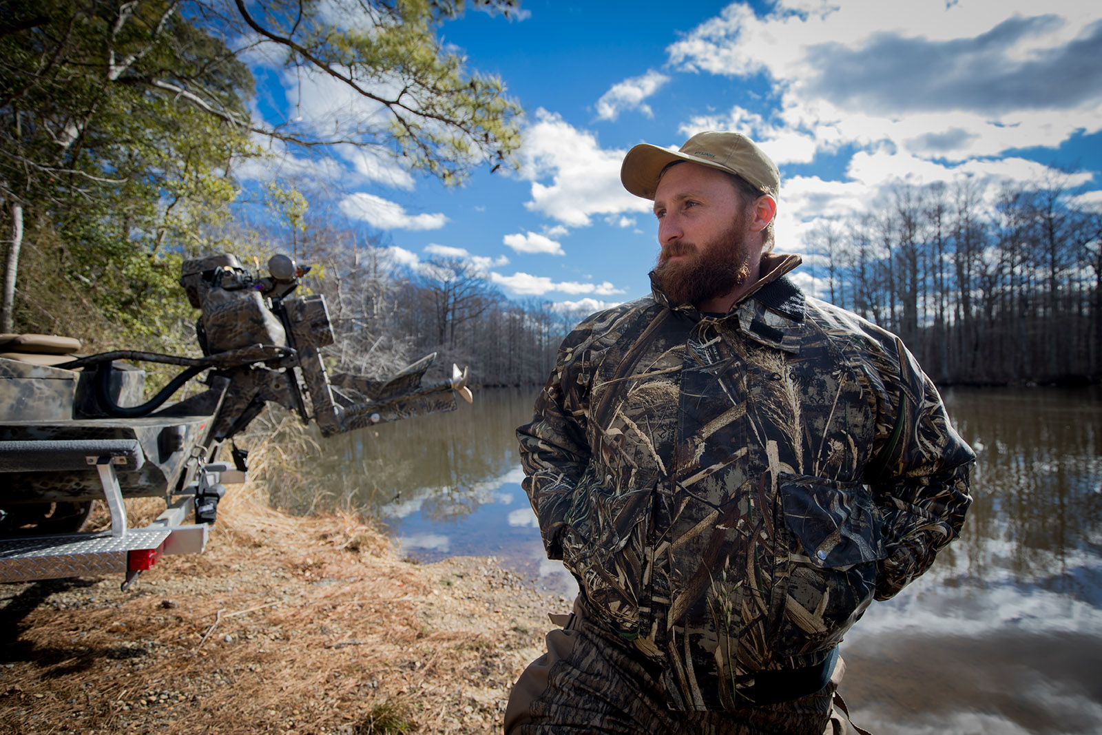 穿著迷彩浮動外套的男人的圖像，可讓他保持乾燥並在需要時作為浮動裝置