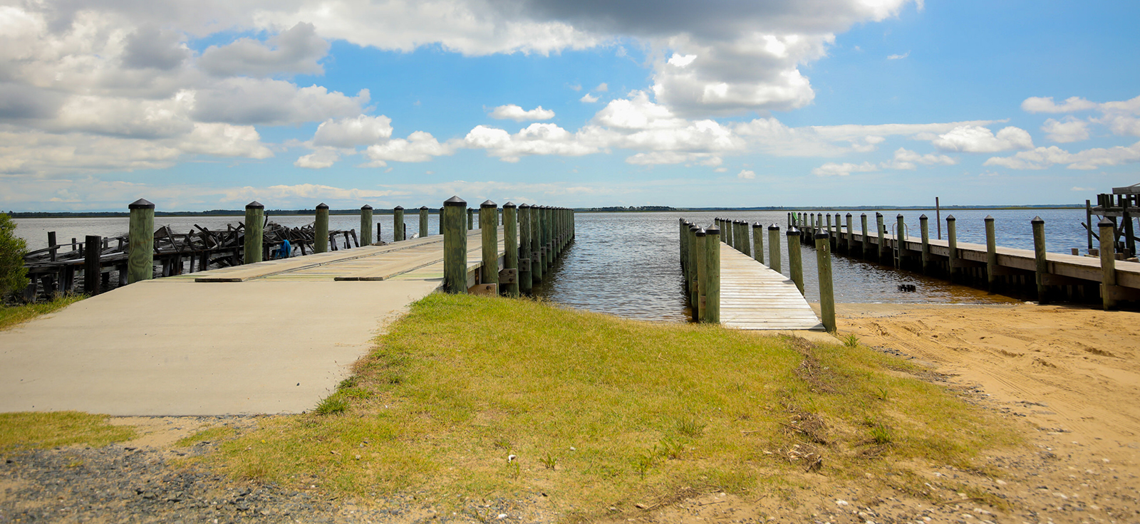 右邊是船舷的照片，左邊是延伸至水中的碼頭。