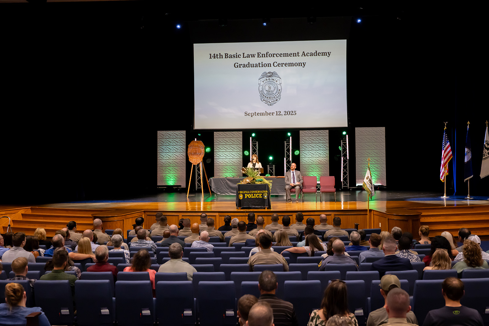 12 14 th Basic Law Enforcement Academy Graduation Ceremony 的全場及舞台景觀，2025 。