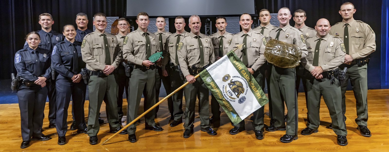 執法人員與17 新兵的合照。