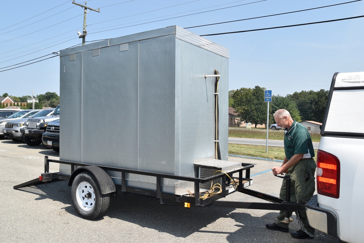 加里·阿靈頓和《飢餓獵人》的移動冷箱掛在白色卡車背面