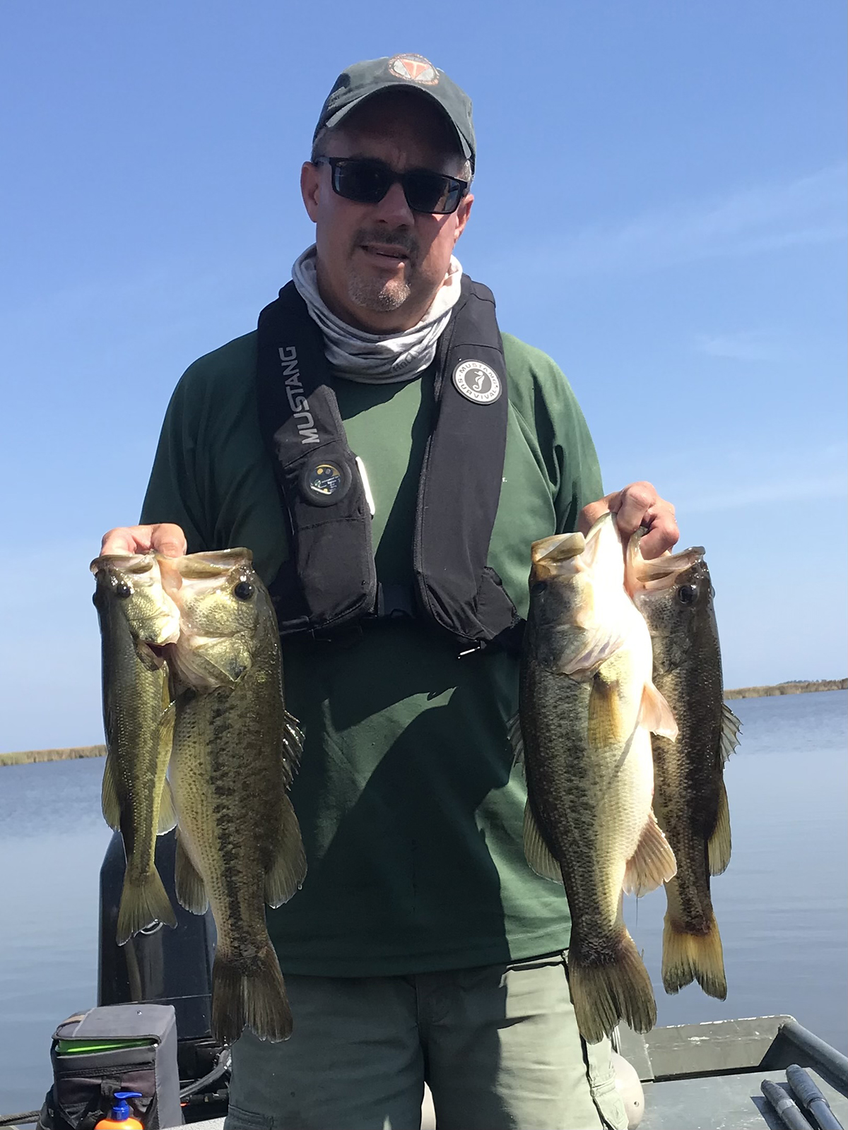 一個名叫查德·博伊斯(Chad Boyce)的男子,站在釣魚船上的時候握著四隻大牛肉。他穿著一件綠色上衣,帶救生衣,太陽鏡和棒球帽。