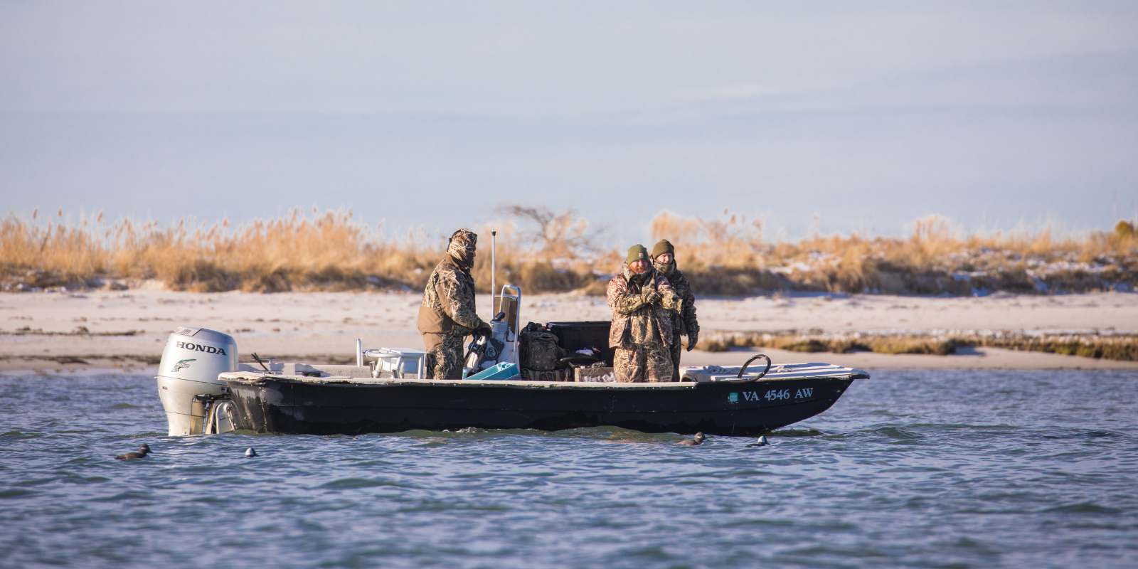 寒冷的一天船上的三人發動機問題