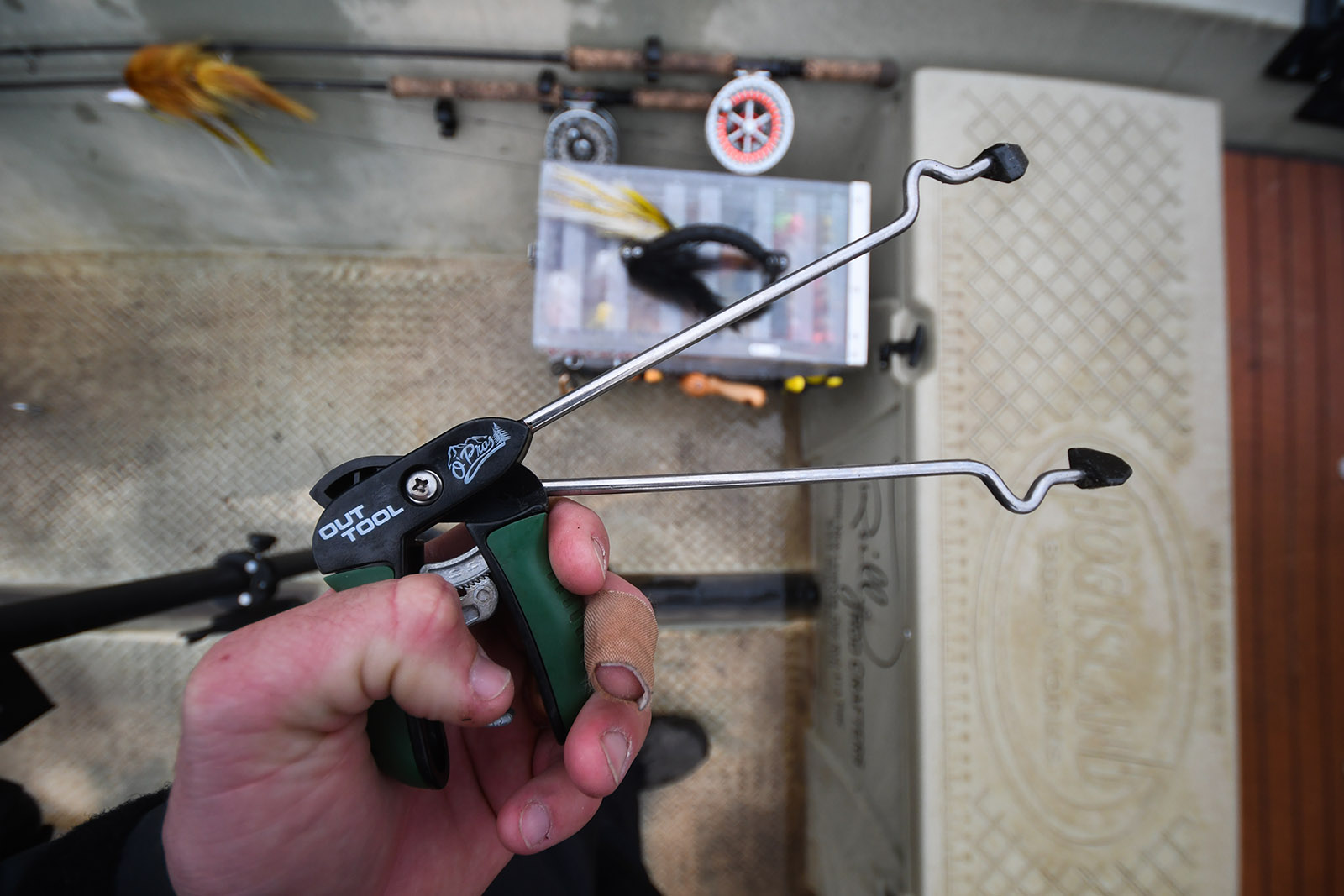 手握著用於輕柔有效地打開魚嘴的工具的照片。