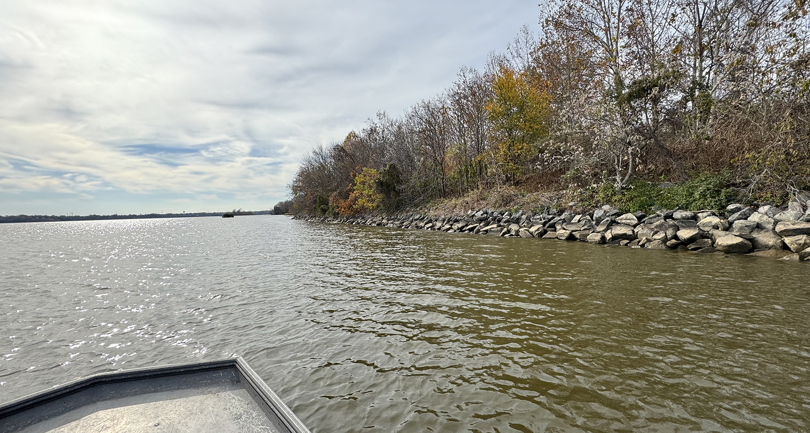 從一艘小船上拍攝的一張河岸線上，被稱為 rip-rap 的大岩石岩石。