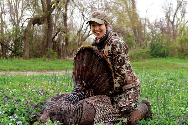 一個女孩與死火雞拍照的圖像